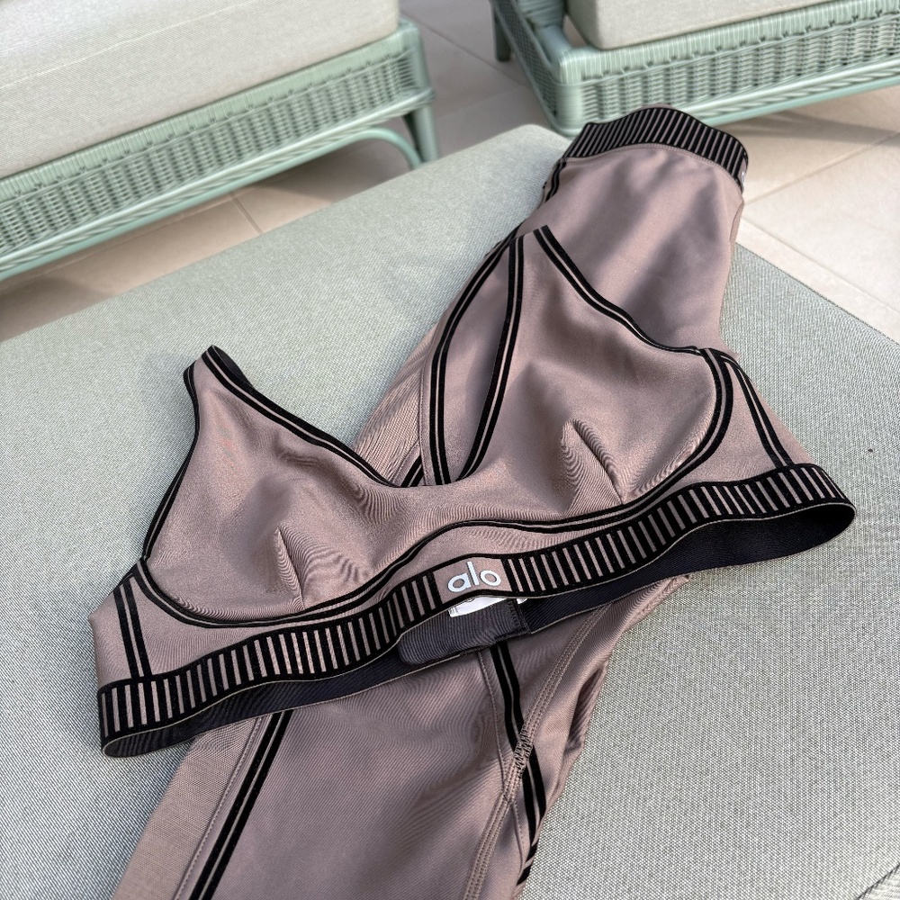 Alo Airlift lineup bra and leggings